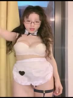 卷發黑框眼鏡的爆乳尤物，禦姐誘惑讓你欲火焚身